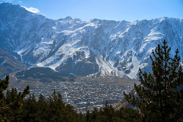 壮大な山の風景です 雪の雄大な山のキャップ — ストック写真