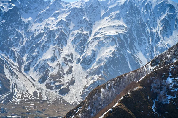 壮观的山景 白雪覆盖的雄伟的高山 — 图库照片