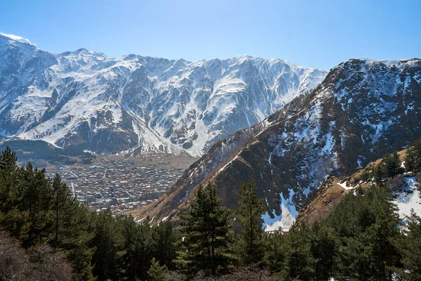 Espectacular Paisaje Montaña Montañas Majestuosas Cubiertas Nieve Primavera Temprana — Foto de Stock