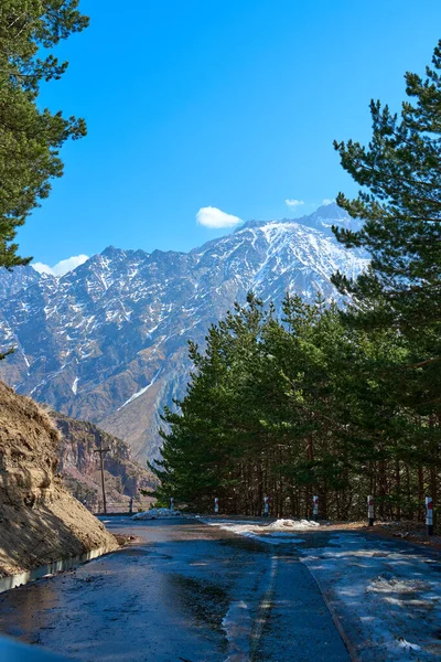 Samochodowe Górskie Drogi Wiosną Zapierającym Dech Piersiach Widokiem Górę Pokrywą — Zdjęcie stockowe
