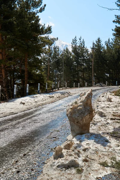 Estrada Sinuosa Perigosa Entre Montanhas Corrente Montanha Início Primavera Espetacular — Fotografia de Stock