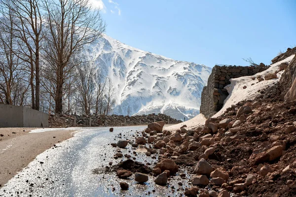 stock image Early spring in the mountains. The rocks fell on the road. Dangerous bugle road. Rockfall in the mountains.