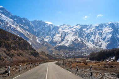 Dağlarda ilkbaharın başlarında. Georgia 'da arabayla seyahat etmek. İnanılmaz dağ kayalıkları manzarası.