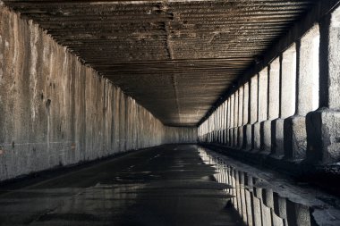 Dağlarda yolu kardan koruyan bir tünel..