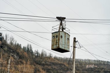 Endüstriyel maden kasabasında eski paslı teleferik tramvayı.