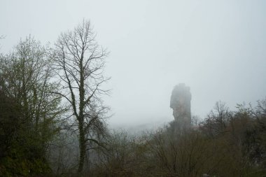 Evin üzerine inşa edildiği yüksek kayadan ayrılmış. İçine kapanık biri için konaklama.