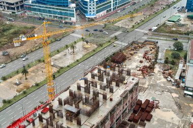 İnşaat alanının üst görüntüsü. Yüksek binaların inşasının ilk aşamaları.