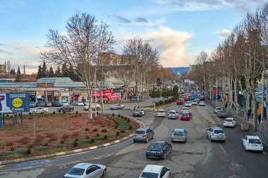 Yoğun trafiği olan bir şehir caddesi. Gündüz fotoğrafı. Tiflis, Gürcistan - 03.19.2021