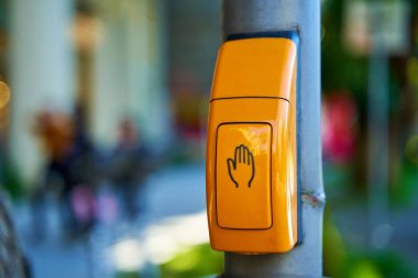 Yakın çekim, trafik ışıklarını değiştirmek için sarı düğme.