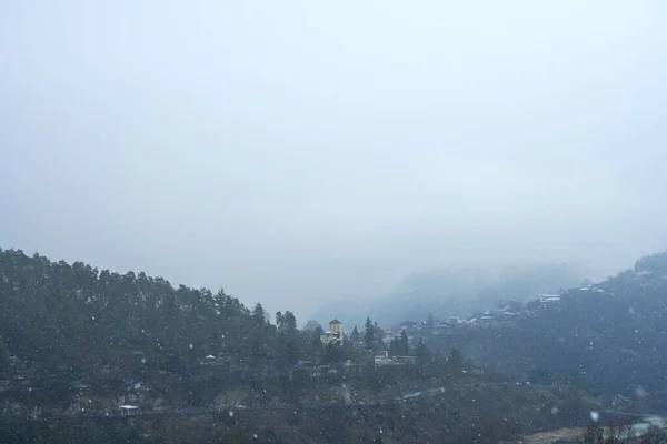Paisaje Invierno Pequeño Pueblo Entre Montañas Una Nube Cuelga Sobre — Foto de Stock
