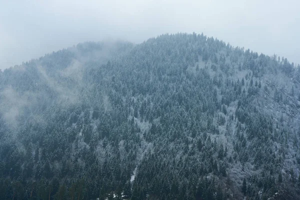 冬の山の風景 山の間の小さな町 街に雲がかかってる — ストック写真