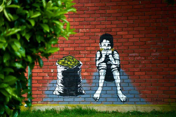 Dessin Graffitis Sur Mur Briques Garçon Mange Maïs Assis Près — Photo