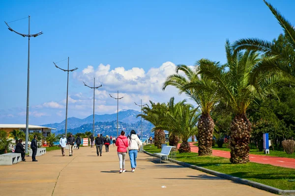 Bir kalabalık Batumi şehrinin seddi boyunca yürür. Gürcistan 'da bir turizm. Batumi, Gürcistan - 03.28.2021