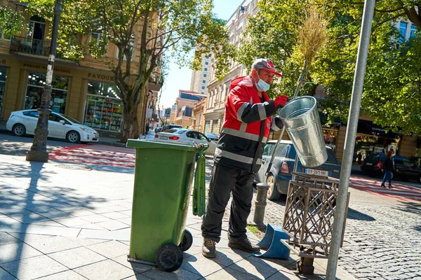 Dozorca Wylewa Śmieci Miejskiego Śmietnika Wózka Batumi Gruzja 2021 — Zdjęcie stockowe
