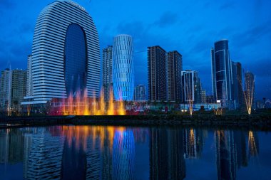 Batumi 'de deniz kıyısındaki modern binaların mimarisinin akşam manzarası. Batumi, Gürcistan - 03.30.2021