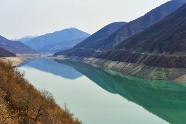Gürcistan dağlarındaki Zhinvali rezervuarı. Dağların arka planındaki gök mavisi su.