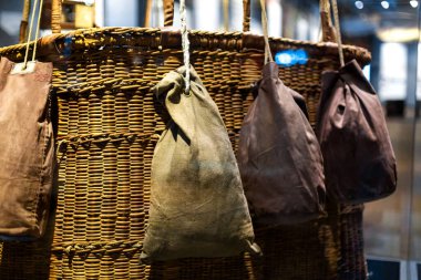 Kum torbaları bir balon sepetine bağlı..