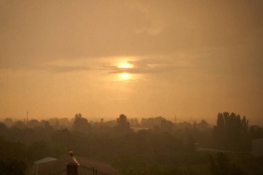 Kirli yağmura karşı gün batımı. Kahverengi renk atmosferi.