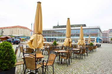 Dresden 'de bir caddenin güzel mimarisi arasında geçen bir sokak restoranı..