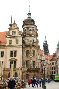 Dresden 'de bir caddenin güzel mimarisi arasında geçen bir sokak restoranı. Dresden, Almanya - 05.20.2019