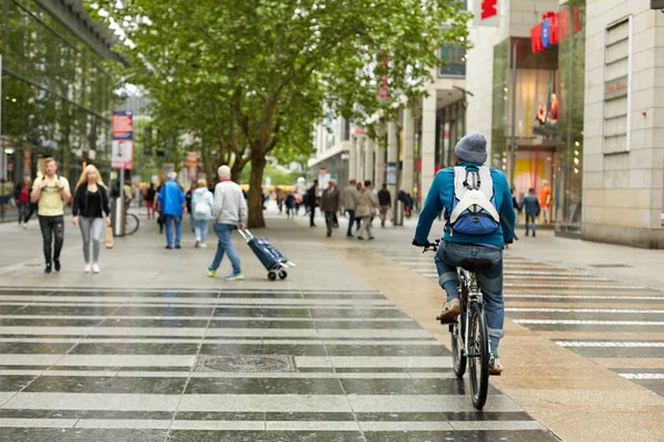Житель Европейского Города Занимается Своими Делами Велосипеде Дрезден Германия 2019 — стоковое фото