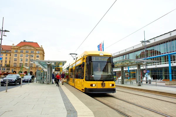 Σύγχρονα Αστικά Μέσα Μαζικής Μεταφοράς Κίτρινο Τραμ Παίρνει Επιβάτες Από — Φωτογραφία Αρχείου
