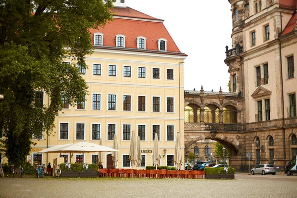 Уличный Ресторан Среди Красивой Архитектуры Улице Дрездене Дрезден Германия 2019 — стоковое фото