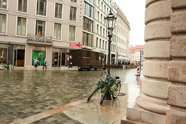 Uma Bicicleta Clássica Estacionada Num Poste Numa Rua Dresden Dresden — Fotografia de Stock