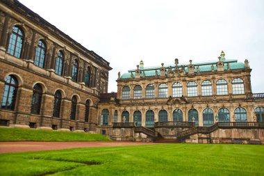Dresden 'deki Sakson mimarisi. Sakson Sarayı Zwinger. Popüler bir turistik yer. Dresden, Almanya - 05.20.2019