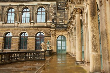 Dresden 'deki Sakson mimarisi. Sakson Sarayı Zwinger. Popüler bir turistik yer. Dresden, Almanya - 05.20.2019
