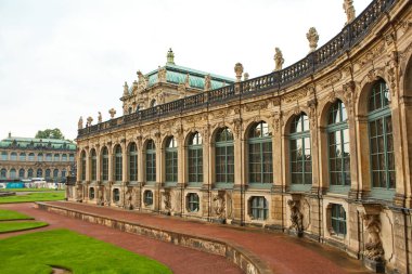 Dresden 'deki Sakson mimarisi. Sakson Sarayı Zwinger. Popüler bir turistik yer. Dresden, Almanya - 05.20.2019