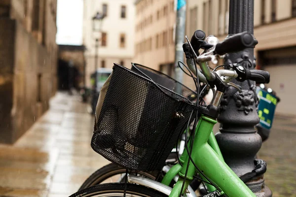 Классический Велосипед Припаркованный Столба Улице Дрездене — стоковое фото
