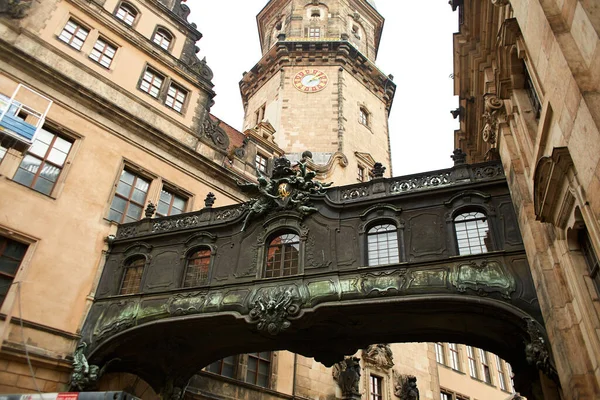 Саксонская Архитектура Дрездена Наземный Переход Между Двумя Зданиями Дрезден Германия — стоковое фото
