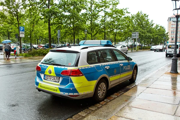 Almanya Bir Steyşın Vagonda Polis Arabası Şehrin Caddesinde Dresden Almanya — Stok fotoğraf