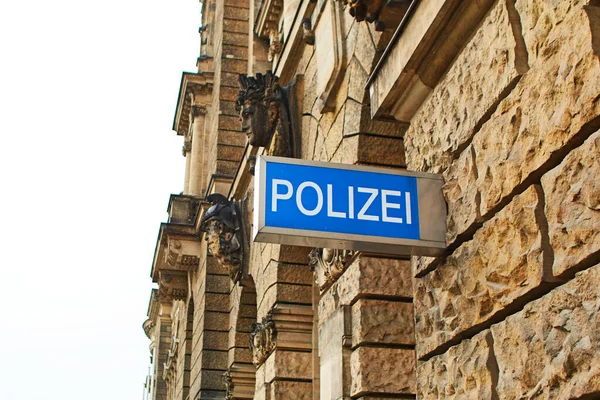 德国一座建筑物墙上的警察局标志 — 图库照片