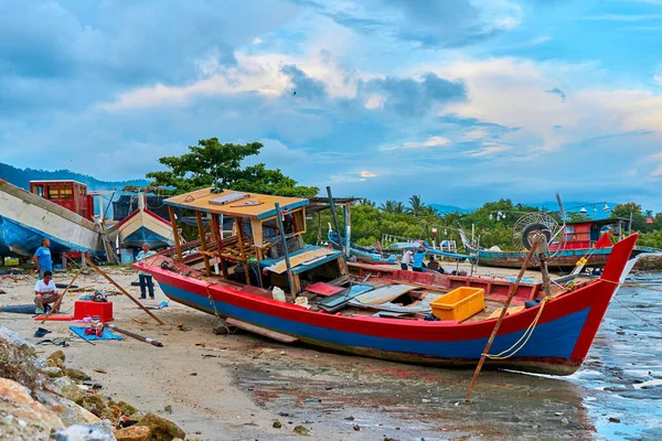 Balıkçı Köyündeki Kumlu Nehir Kıyısında Eski Bir Tekne Asya Bir — Stok fotoğraf
