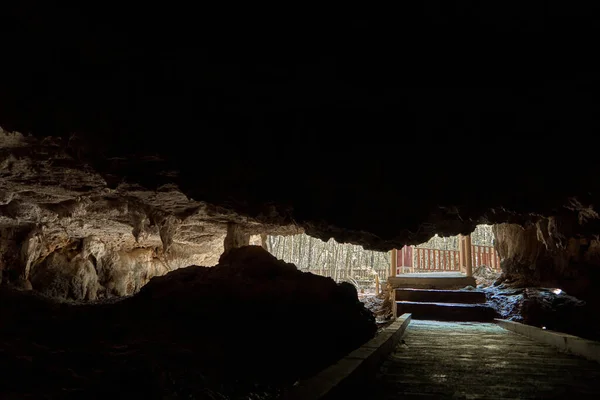Vecchia Grotta Pipistrelli Pietra Nella Roccia Attrazione Turistica Passeggiata Nella — Foto Stock