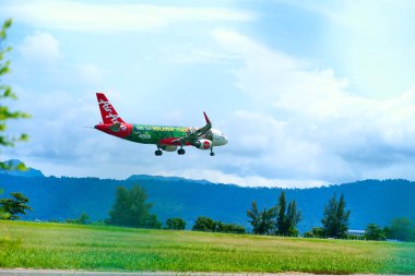 Tropiklerdeki küçük bir adada havaalanı. Langkawi, Malezya - 06.26.2020