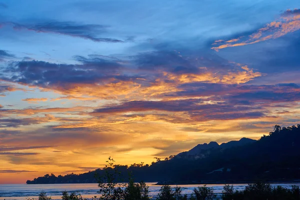 Tropiklerdeki Bir Adada Renkli Bir Günbatımı — Stok fotoğraf