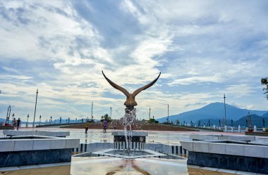 Kanatlarını açan bir kırmızı kartal heykeli. Langkawi Adası 'nda popüler bir turizm merkezi. Langkawi, Malezya - 06.21.2020