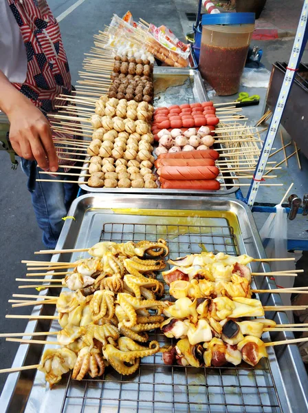 亚洲市场上的小吃和炸鸡摊 — 图库照片