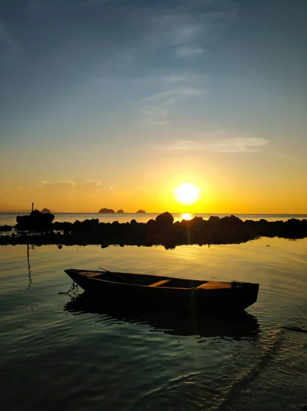 木製のボートは日没時にビーチ近くの浅い水に係留された ロマンチックな風景 — ストック写真