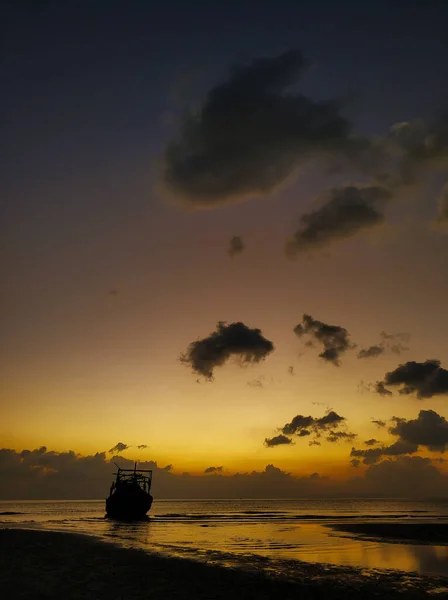 Ein Schiff Das Bei Sonnenuntergang Flachen Wasser Strandnähe Ausgesetzt Wird — Stockfoto