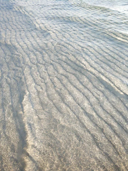 Vågig Yta Sandbotten Nära Stranden Vid Lågvatten — Stockfoto