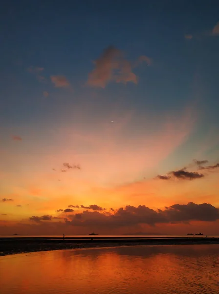 Вогненний Захід Сонця Хмарами Біля Океану — стокове фото
