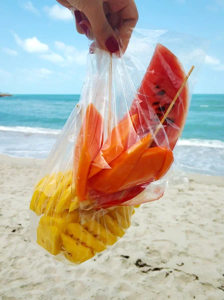 일인칭으로 해변에 소녀가 휴식을 취하고 과일을 — 스톡 사진