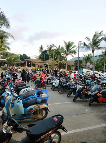 在亚洲的一个岛上 一个满是摩托车的停车场 泰国Samui 2020 — 图库照片
