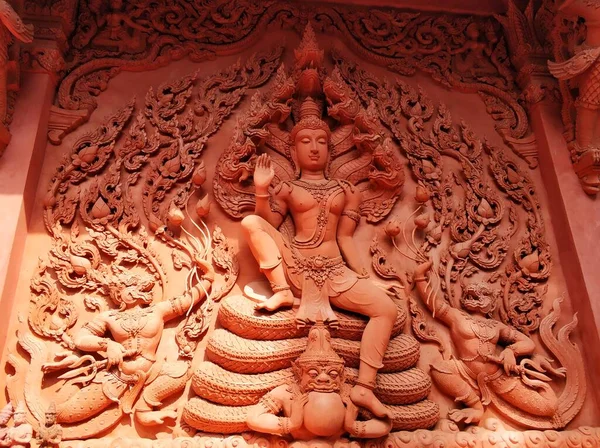 泰国的红色圣殿 庙宇的正面装饰着龙和神的形象 泰国Samui 2020 — 图库照片