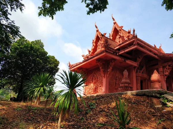 Ναός Του Κόκκινου Χρώματος Στην Ταϊλάνδη Πρόσοψη Του Ναού Είναι — Φωτογραφία Αρχείου