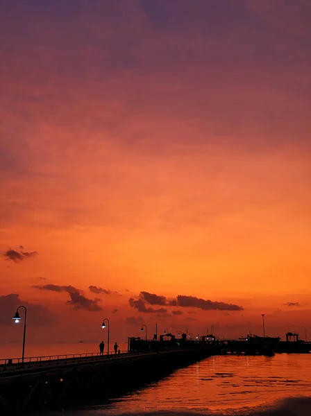 海滩上色彩艳丽的落日 夕阳西下的天空在水里的倒影 — 图库照片